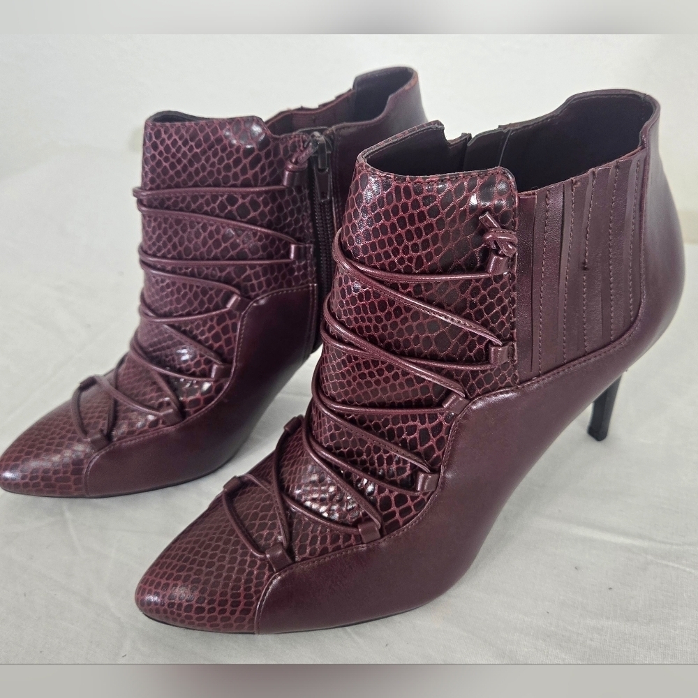 *NWT* Carlos by Carlos Santana Barbary Front Lace Wine Ankle Books, size 8